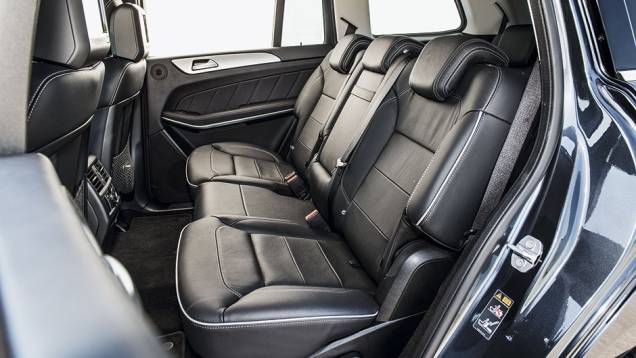 Bancos traseiros são reclináveis e rebatíveis | <a href="https://quatrorodas.abril.com.br/carros/impressoes/mercedes-benz-gl-350-bluetec-sport-798485.shtml" rel="migration">Leia mais</a> Bancos traseiros são reclináveis e rebatíveis | <a href="https://quatrorodas.abril.com.br/carros/impressoes/mercedes-benz-gl-350-bluetec-sport-798485.shtml" rel="migration">Leia mais</a>