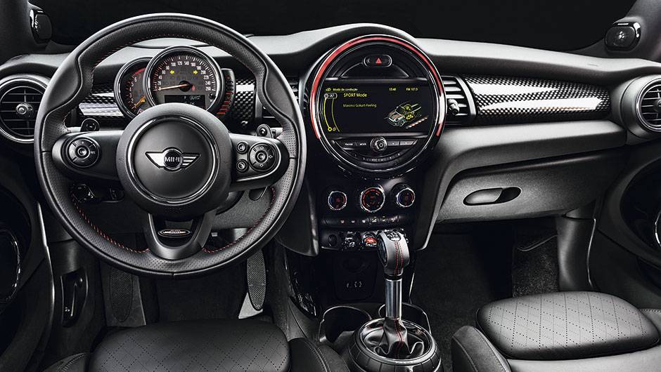 O antigo veloc&iacute;metro centralizado foi para um lugar mais convencional: atr&aacute;s do volante | <a href="https://quatrorodas.abril.com.br/carros/testes/mini-cooper-799550.shtml" rel="migration">Leia mais</a>