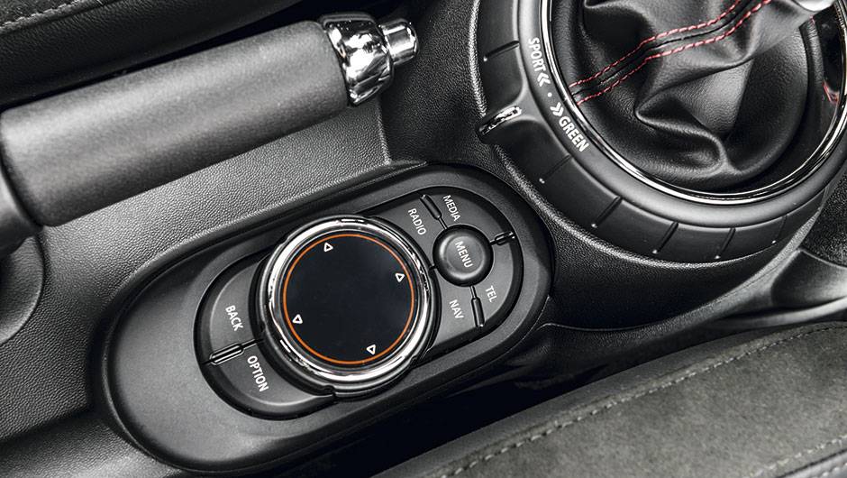 Controle da central multim&iacute;dia | <a href="https://quatrorodas.abril.com.br/carros/testes/mini-cooper-799550.shtml" rel="migration">Leia mais</a>