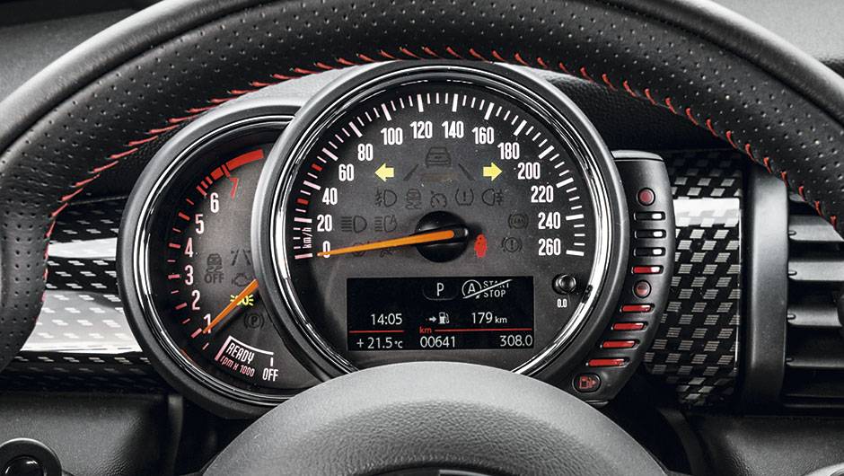 Veloc&iacute;metro saiu do centro e est&aacute; atr&aacute;s do volante | <a href="https://quatrorodas.abril.com.br/carros/testes/mini-cooper-799550.shtml" rel="migration">Leia mais</a>