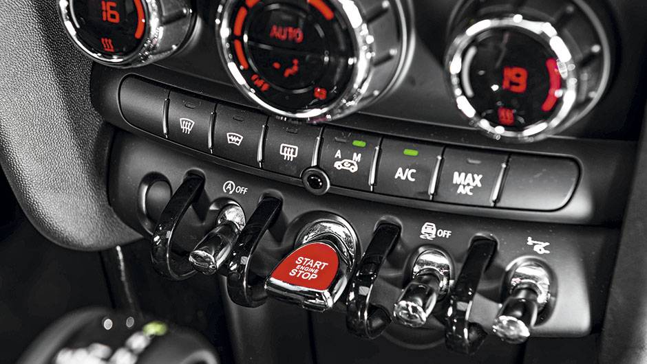 Teclas iguais &agrave;s de avi&otilde;es antigos, como na vers&atilde;o anterior | <a href="https://quatrorodas.abril.com.br/carros/testes/mini-cooper-799550.shtml" rel="migration">Leia mais</a>