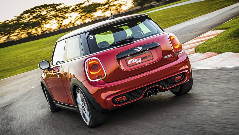 Lanternas est&atilde;o maiores e invadem a tampa traseira | <a href="https://quatrorodas.abril.com.br/carros/testes/mini-cooper-799550.shtml" rel="migration">Leia mais</a>