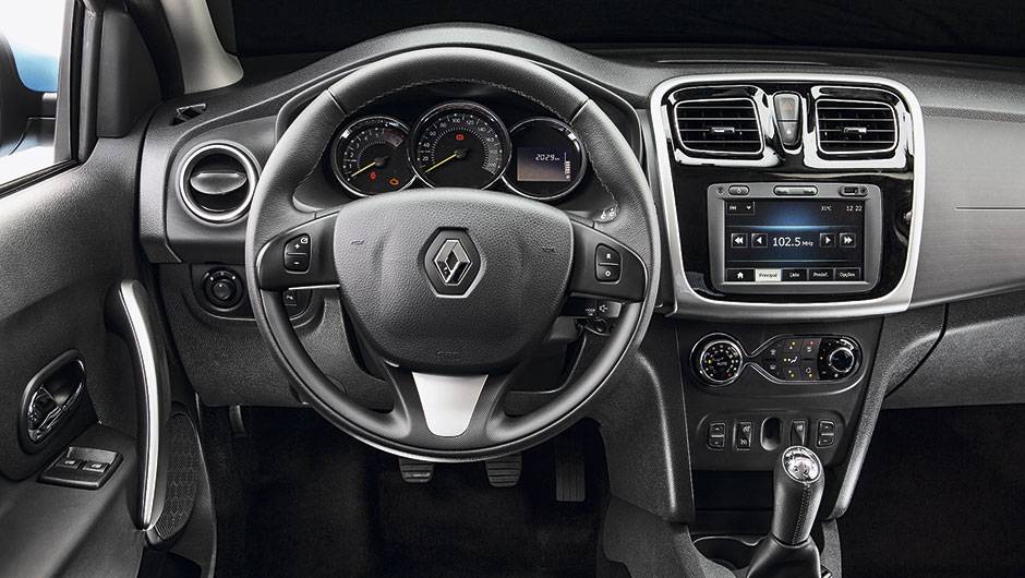 Volante multifuncional traz controle do piloto autom&aacute;tico | <a href="https://quatrorodas.abril.com.br/carros/testes/renault-sandero-797579.shtml" rel="migration">Leia mais</a>
