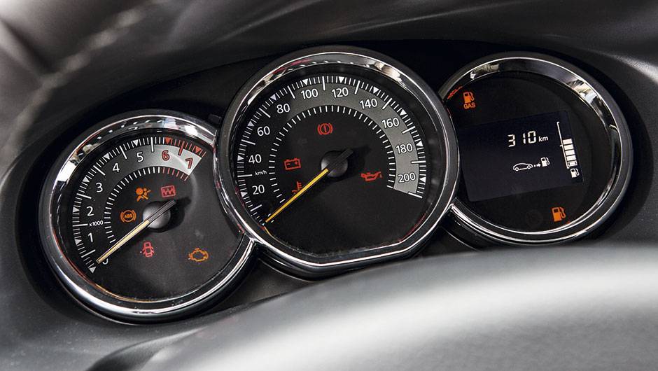 O visor digital exibe informa&ccedil;&otilde;es do computador de bordo | <a href="https://quatrorodas.abril.com.br/carros/testes/renault-sandero-797579.shtml" rel="migration">Leia mais</a>