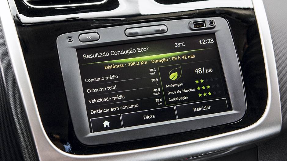 Central multim&iacute;dia avalia o modo de condu&ccedil;&atilde;o do motorista | <a href="https://quatrorodas.abril.com.br/carros/testes/renault-sandero-797579.shtml" rel="migration">Leia mais</a>