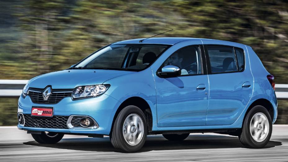 Versão topo de linha Dynamique tem repetidores nos retrovisores e faróis de neblina com molduras cromadas | <a href="https://quatrorodas.abril.com.br/carros/testes/renault-sandero-797579.shtml" rel="migration">Leia mais</a>