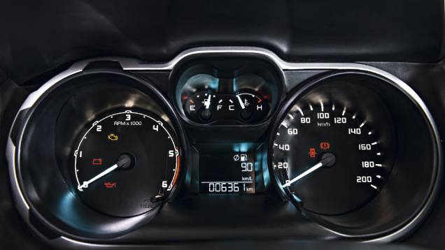 Som tem Bluetooth e USB | <a href="https://quatrorodas.abril.com.br/carros/testes/troller-t4-800224.shtml" rel="migration">Leia mais</a> Som tem Bluetooth e USB | <a href="https://quatrorodas.abril.com.br/carros/testes/troller-t4-800224.shtml" rel="migration">Leia mais</a>