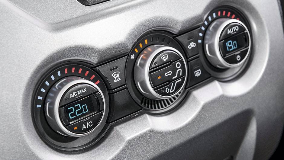 Ar-condicionado digital de duas zonas &eacute; item de s&eacute;rie | <a href="https://quatrorodas.abril.com.br/carros/testes/troller-t4-800224.shtml" rel="migration">Leia mais</a>
