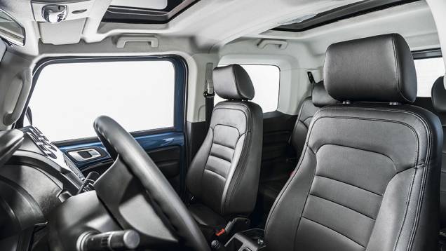 Cabine conta com teto solar de vidro na frente e atrás | <a href="https://quatrorodas.abril.com.br/carros/testes/troller-t4-800224.shtml" rel="migration">Leia mais</a> Cabine conta com teto solar de vidro na frente e atrás | <a href="https://quatrorodas.abril.com.br/carros/testes/troller-t4-800224.shtml" rel="migration">Leia mais</a>