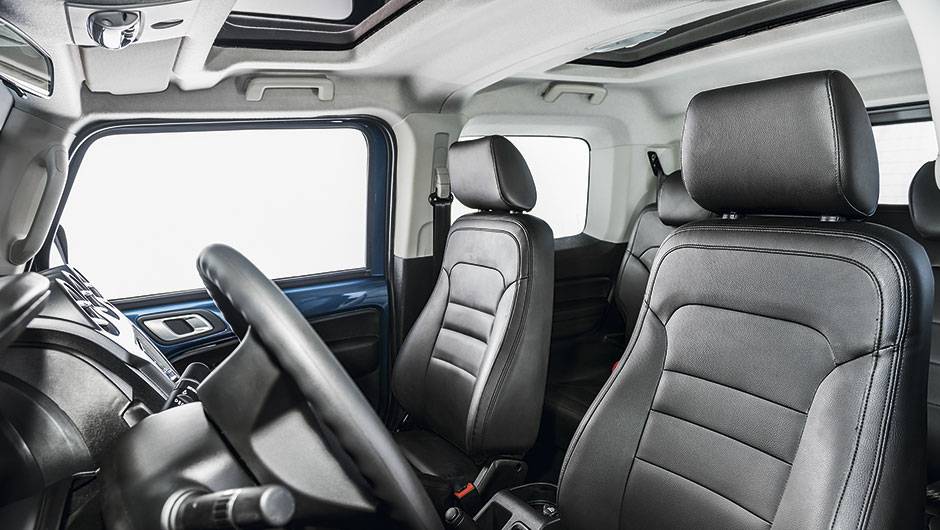 Cabine conta com teto solar de vidro na frente e atr&aacute;s | <a href="https://quatrorodas.abril.com.br/carros/testes/troller-t4-800224.shtml" rel="migration">Leia mais</a>