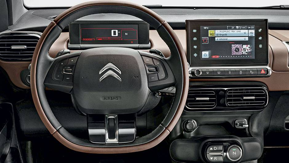Painel quase n&atilde;o tem bot&otilde;es ou mostradores, que foram transferidos para as duas telas coloridas | <a href="https://quatrorodas.abril.com.br/carros/impressoes/citroen-c4-cactus-802252.shtml" target="_blank" rel="migration">Leia mais</a>