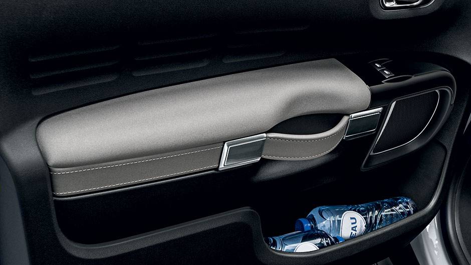 Puxador da porta &eacute; uma tira de couro | <a href="https://quatrorodas.abril.com.br/carros/impressoes/citroen-c4-cactus-802252.shtml" target="_blank" rel="migration">Leia mais</a>