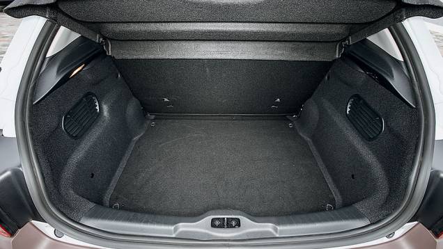 Porta-malas de 348 litros, menor que os 368 de um EcoSport | <a href="https://quatrorodas.abril.com.br/carros/impressoes/citroen-c4-cactus-802252.shtml" target="_blank" rel="migration">Leia mais</a>