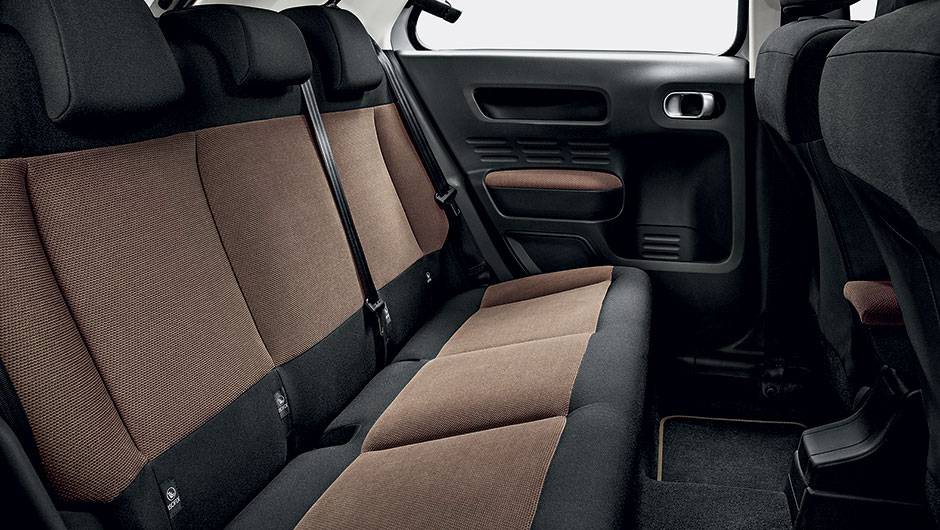 Atr&aacute;s, o banco n&atilde;o &eacute; bipartido | <a href="https://quatrorodas.abril.com.br/carros/impressoes/citroen-c4-cactus-802252.shtml" target="_blank" rel="migration">Leia mais</a>