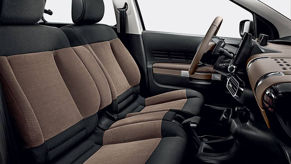 Na frente, o assento &eacute; inteiri&ccedil;o | <a href="https://quatrorodas.abril.com.br/carros/impressoes/citroen-c4-cactus-802252.shtml" target="_blank" rel="migration">Leia mais</a>