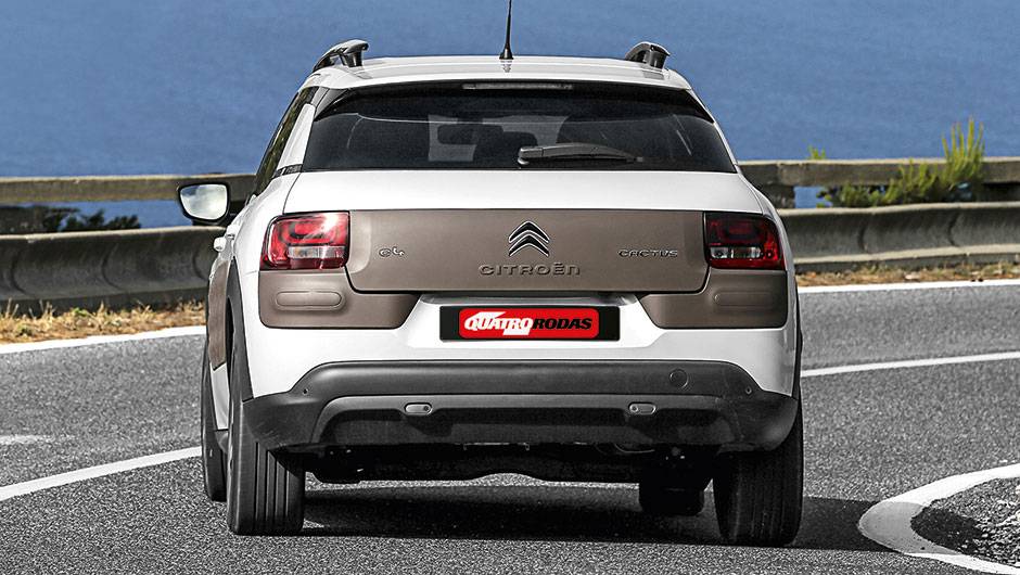 Faixas atr&aacute;s e nas laterais t&ecirc;m 4 op&ccedil;&otilde;es de cor | <a href="https://quatrorodas.abril.com.br/carros/impressoes/citroen-c4-cactus-802252.shtml" target="_blank" rel="migration">Leia mais</a>