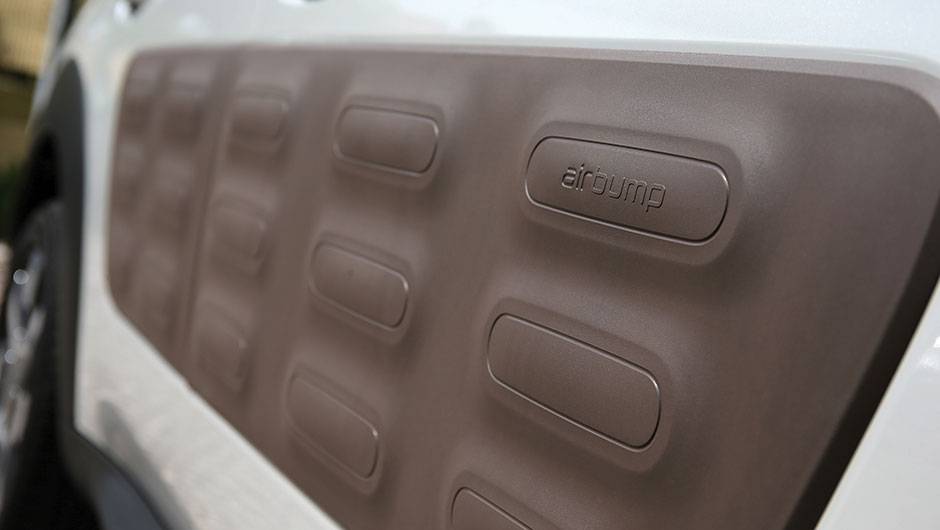 No detalhe, o Airbump, que protege contra riscos e pequenas colis&otilde;es | <a href="https://quatrorodas.abril.com.br/carros/impressoes/citroen-c4-cactus-802252.shtml" target="_blank" rel="migration">Leia mais</a>