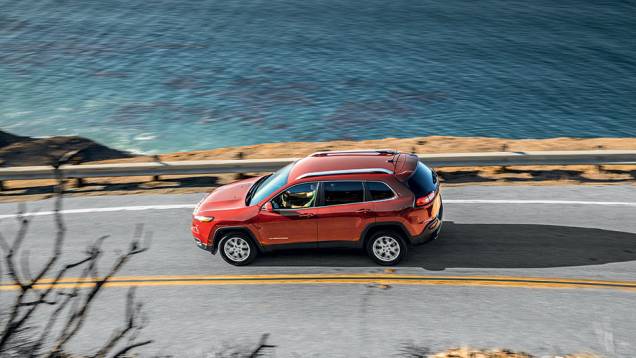 Mais bonito indo do que vindo, Jeep quer novos clientes | <a href="https://quatrorodas.abril.com.br/carros/impressoes/jeep-cherokee-800423.shtml" target="_blank" rel="migration">Leia mais</a>