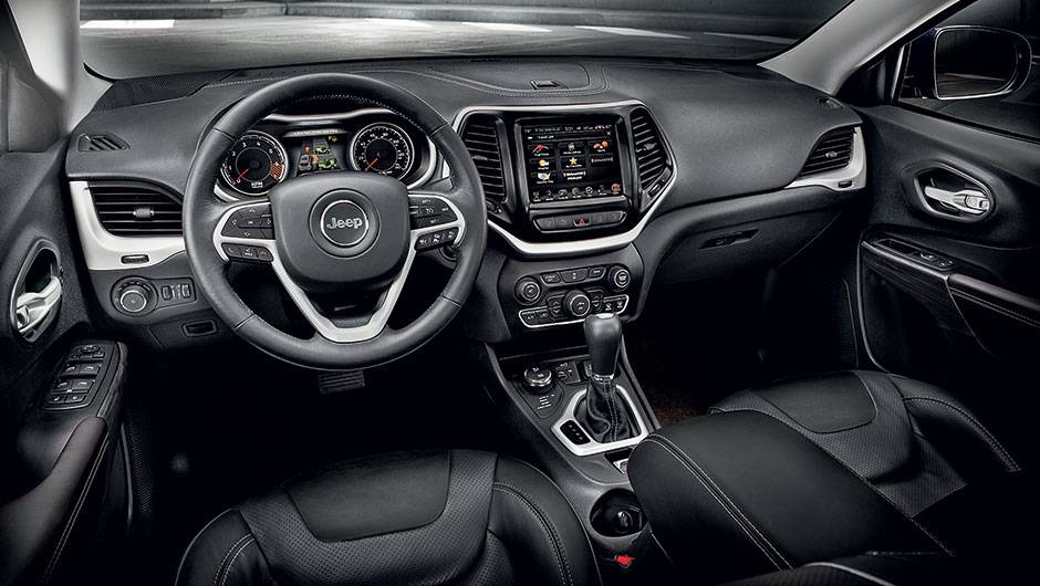Novo Cherokee aposta em quem n&atilde;o quer ver a cor de lama | <a href="https://quatrorodas.abril.com.br/carros/impressoes/jeep-cherokee-800423.shtml" target="_blank" rel="migration">Leia mais</a>