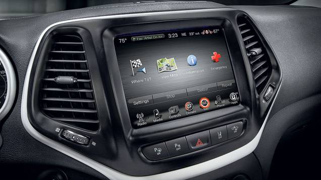 Sistema multimídia com touch screen | <a href="https://quatrorodas.abril.com.br/carros/impressoes/jeep-cherokee-800423.shtml" target="_blank" rel="migration">Leia mais</a>