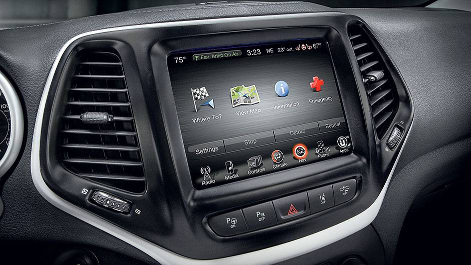 Sistema multim&iacute;dia com touch screen | <a href="https://quatrorodas.abril.com.br/carros/impressoes/jeep-cherokee-800423.shtml" target="_blank" rel="migration">Leia mais</a>