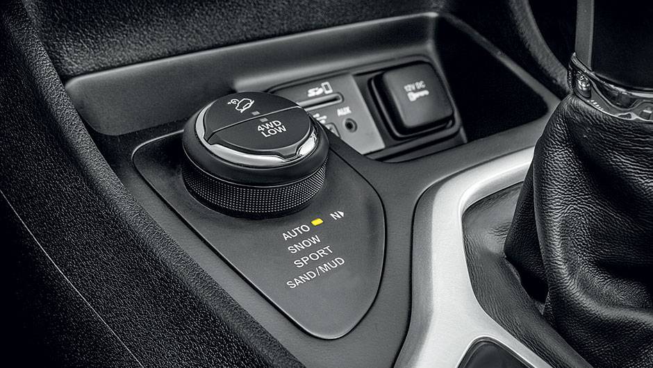 Sistemas de tra&ccedil;&atilde;o t&ecirc;m engate eletr&ocirc;nico no console | <a href="https://quatrorodas.abril.com.br/carros/impressoes/jeep-cherokee-800423.shtml" target="_blank" rel="migration">Leia mais</a>