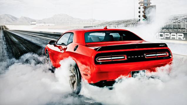 O Hellcat nasceu para arrasar na largada: 0 a 100 km/h em 3,5 s | <a href="https://quatrorodas.abril.com.br/carros/impressoes/dodge-challenger-hellcat-802142.shtml" target="_blank" rel="migration">Leia mais</a>