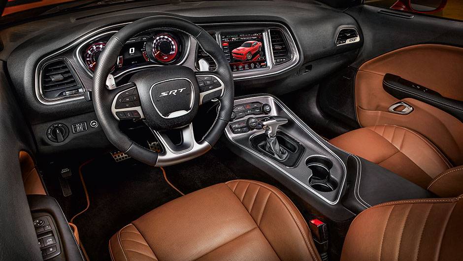 C&acirc;mbio autom&aacute;tico de 8 marchas traz uma estranha manopla horizontal | <a href="https://quatrorodas.abril.com.br/carros/impressoes/dodge-challenger-hellcat-802142.shtml" target="_blank" rel="migration">Leia mais</a>