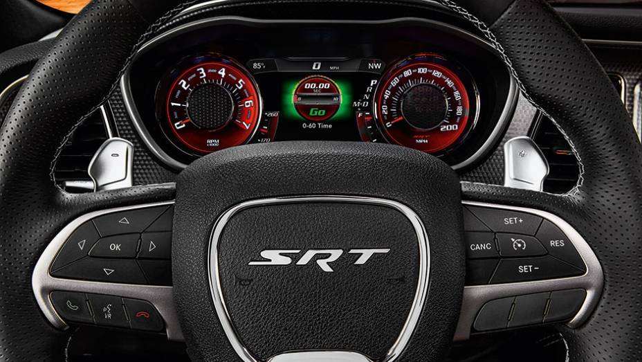 O volante traz o emblema SRT, divisão esportiva da Chrysler | <a href="https://quatrorodas.abril.com.br/carros/impressoes/dodge-challenger-hellcat-802142.shtml" target="_blank" rel="migration">Leia mais</a>