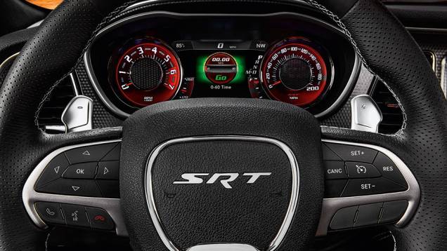 O volante traz o emblema SRT, divisão esportiva da Chrysler | <a href="https://quatrorodas.abril.com.br/carros/impressoes/dodge-challenger-hellcat-802142.shtml" target="_blank" rel="migration">Leia mais</a>