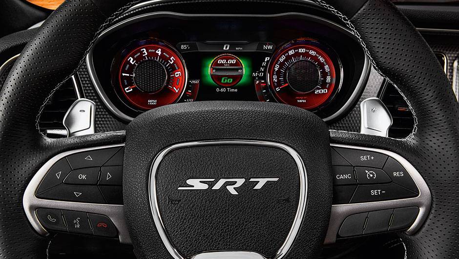 O volante traz o emblema SRT, divis&atilde;o esportiva da Chrysler | <a href="https://quatrorodas.abril.com.br/carros/impressoes/dodge-challenger-hellcat-802142.shtml" target="_blank" rel="migration">Leia mais</a>