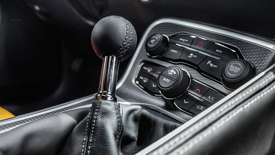 C&acirc;mbio manual de seis marchas | <a href="https://quatrorodas.abril.com.br/carros/impressoes/dodge-challenger-hellcat-802142.shtml" target="_blank" rel="migration">Leia mais</a>