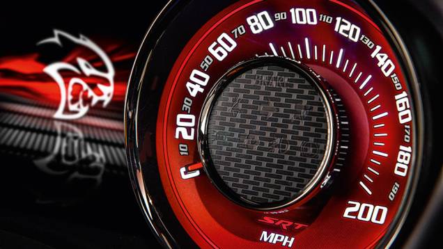 Velocímetro de 250 mph com o Hellcat ao fundo | <a href="https://quatrorodas.abril.com.br/carros/impressoes/dodge-challenger-hellcat-802142.shtml" target="_blank" rel="migration">Leia mais</a> Velocímetro de 250 mph com o Hellcat ao fundo | <a href="https://quatrorodas.abril.com.br/carros/impressoes/dodge-challenger-hellcat-802142.shtml" target="_blank" rel="migration">Leia mais</a>