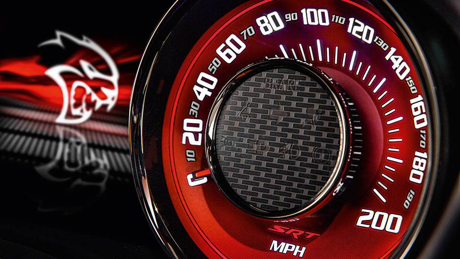 Veloc&iacute;metro de 250 mph com o Hellcat ao fundo | <a href="https://quatrorodas.abril.com.br/carros/impressoes/dodge-challenger-hellcat-802142.shtml" target="_blank" rel="migration">Leia mais</a>