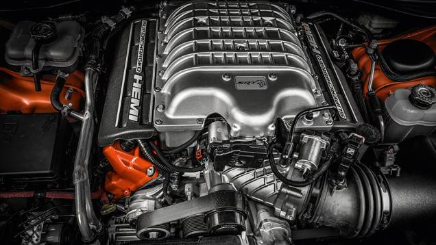 V8 com compressor | <a href="https://quatrorodas.abril.com.br/carros/impressoes/dodge-challenger-hellcat-802142.shtml" target="_blank" rel="migration">Leia mais</a>