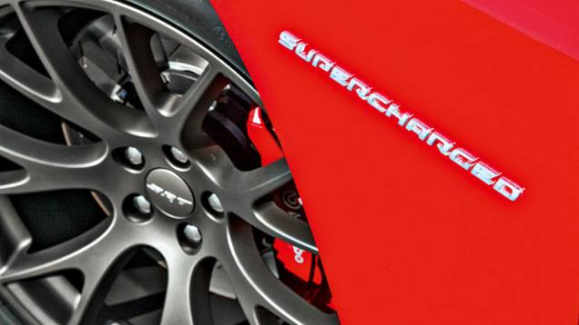 Freios da Brembo com rodas aro 20 | <a href="https://quatrorodas.abril.com.br/carros/impressoes/dodge-challenger-hellcat-802142.shtml" target="_blank" rel="migration">Leia mais</a>