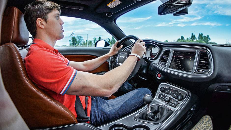 O piloto Luiz Razia elogiou a pot&ecirc;ncia, mas diz que fica devendo nas curvas | <a href="https://quatrorodas.abril.com.br/carros/impressoes/dodge-challenger-hellcat-802142.shtml" target="_blank" rel="migration">Leia mais</a>