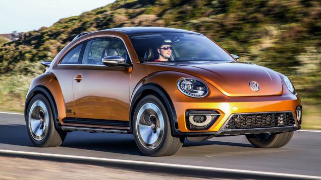 Suspensão elevada e rodas maiores deixaram a altura em relação ao solo 5 cm maior que no Beetle tradicional | <a href="https://quatrorodas.abril.com.br/carros/impressoes/vw-beetle-dune-802397.shtml" target="_blank" rel="migration">Leia mais</a>