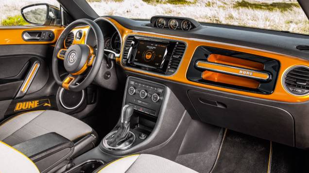 Painel do Dune segue a cor externa, como no Up! | <a href="https://quatrorodas.abril.com.br/carros/impressoes/vw-beetle-dune-802397.shtml" target="_blank" rel="migration">Leia mais</a> Painel do Dune segue a cor externa, como no Up! | <a href="https://quatrorodas.abril.com.br/carros/impressoes/vw-beetle-dune-802397.shtml" target="_blank" rel="migration">Leia mais</a>