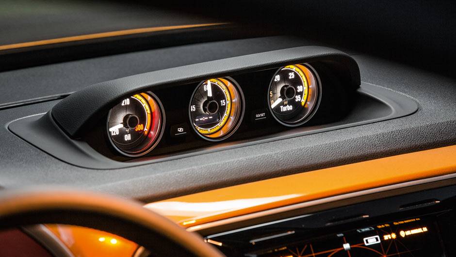 Nos mostradores, temperatura do &oacute;leo, cron&ocirc;metro e press&atilde;o do turbo | <a href="https://quatrorodas.abril.com.br/carros/impressoes/vw-beetle-dune-802397.shtml" target="_blank" rel="migration">Leia mais</a>