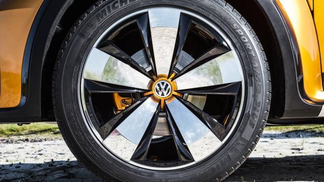 Rodas de 19 polegadas | <a href="https://quatrorodas.abril.com.br/carros/impressoes/vw-beetle-dune-802397.shtml" target="_blank" rel="migration">Leia mais</a> Rodas de 19 polegadas | <a href="https://quatrorodas.abril.com.br/carros/impressoes/vw-beetle-dune-802397.shtml" target="_blank" rel="migration">Leia mais</a>