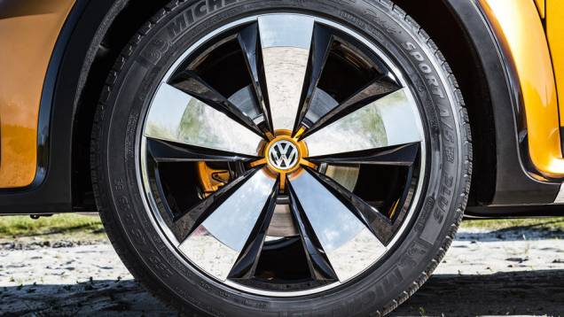 Rodas de 19 polegadas | <a href="https://quatrorodas.abril.com.br/carros/impressoes/vw-beetle-dune-802397.shtml" target="_blank" rel="migration">Leia mais</a>