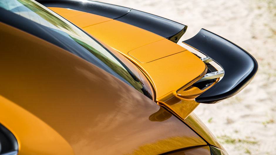 Aerof&oacute;lio traseiro cujas extremidades se desencaixam para transportar um par de esquis de neve | <a href="https://quatrorodas.abril.com.br/carros/impressoes/vw-beetle-dune-802397.shtml" target="_blank" rel="migration">Leia mais</a>