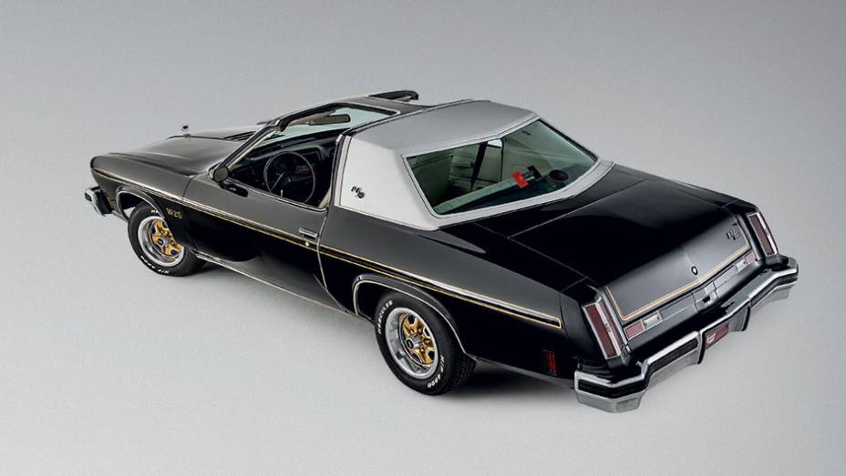 O teto tipo targa era um dos charmes deste modelo 1975 | <a href="https://quatrorodas.abril.com.br/carros/classicos-grandescarros/oldsmobile-hurst-olds-802245.shtml" target="_blank" rel="migration">Leia mais</a>