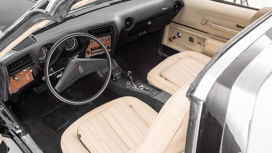 O painel à frente do volante tinha um formato V, para envolver o motorista | <a href="https://quatrorodas.abril.com.br/carros/classicos-grandescarros/oldsmobile-hurst-olds-802245.shtml" target="_blank" rel="migration">Leia mais</a>