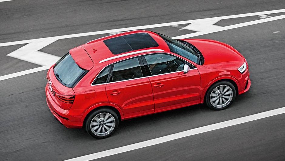 O teto solar panor&acirc;mico cobre as duas filas de assentos | <a href="https://quatrorodas.abril.com.br/carros/testes/audi-rs-q3-802167.shtml" target="_blank" rel="migration">Leia mais</a>