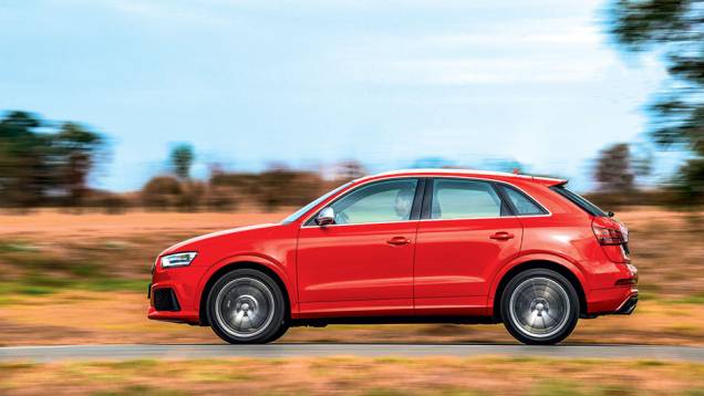 A suspensão foi rebaixada e as rodas ficaram maiores | <a href="https://quatrorodas.abril.com.br/carros/testes/audi-rs-q3-802167.shtml" target="_blank" rel="migration">Leia mais</a> A suspensão foi rebaixada e as rodas ficaram maiores | <a href="https://quatrorodas.abril.com.br/carros/testes/audi-rs-q3-802167.shtml" target="_blank" rel="migration">Leia mais</a>
