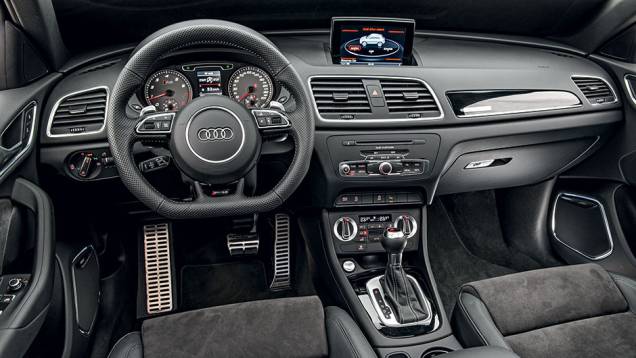 Tela rebatível no alto do painel e luz de neon em volta dos alto-falantes | <a href="https://quatrorodas.abril.com.br/carros/testes/audi-rs-q3-802167.shtml" target="_blank" rel="migration">Leia mais</a> Tela rebatível no alto do painel e luz de neon em volta dos alto-falantes | <a href="https://quatrorodas.abril.com.br/carros/testes/audi-rs-q3-802167.shtml" target="_blank" rel="migration">Leia mais</a>