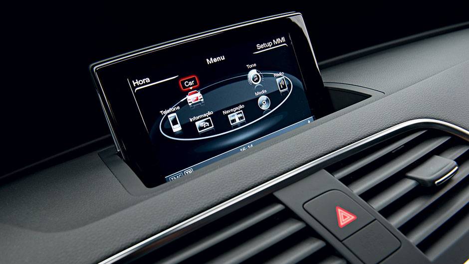 Central controla som, celular e ajuste do ve&iacute;culo | <a href="https://quatrorodas.abril.com.br/carros/testes/audi-rs-q3-802167.shtml" target="_blank" rel="migration">Leia mais</a>