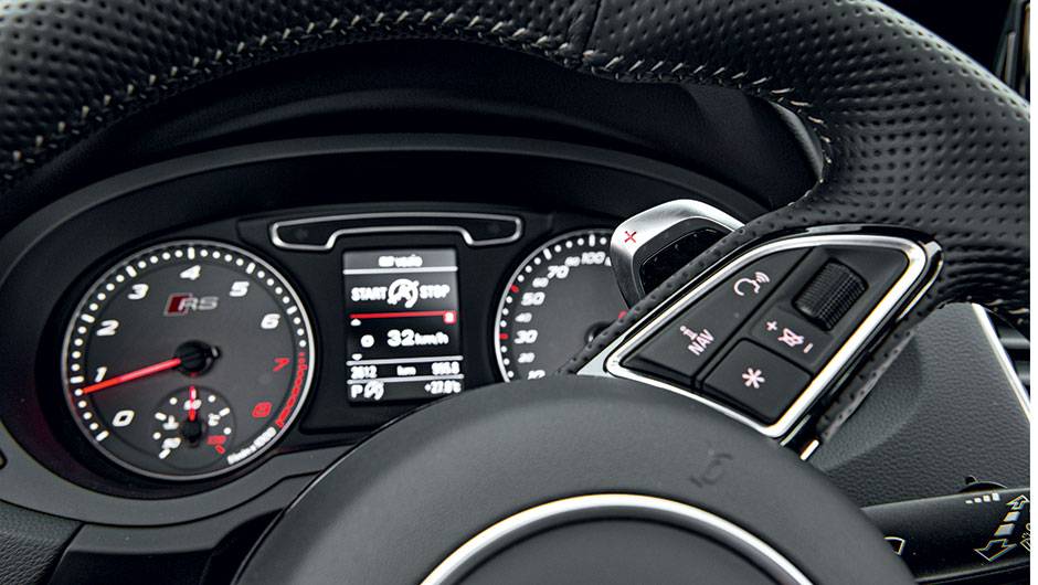 C&acirc;mbio sequencial de sete marchas oferece trocas na alavanca ou no volante | <a href="https://quatrorodas.abril.com.br/carros/testes/audi-rs-q3-802167.shtml" target="_blank" rel="migration">Leia mais</a>